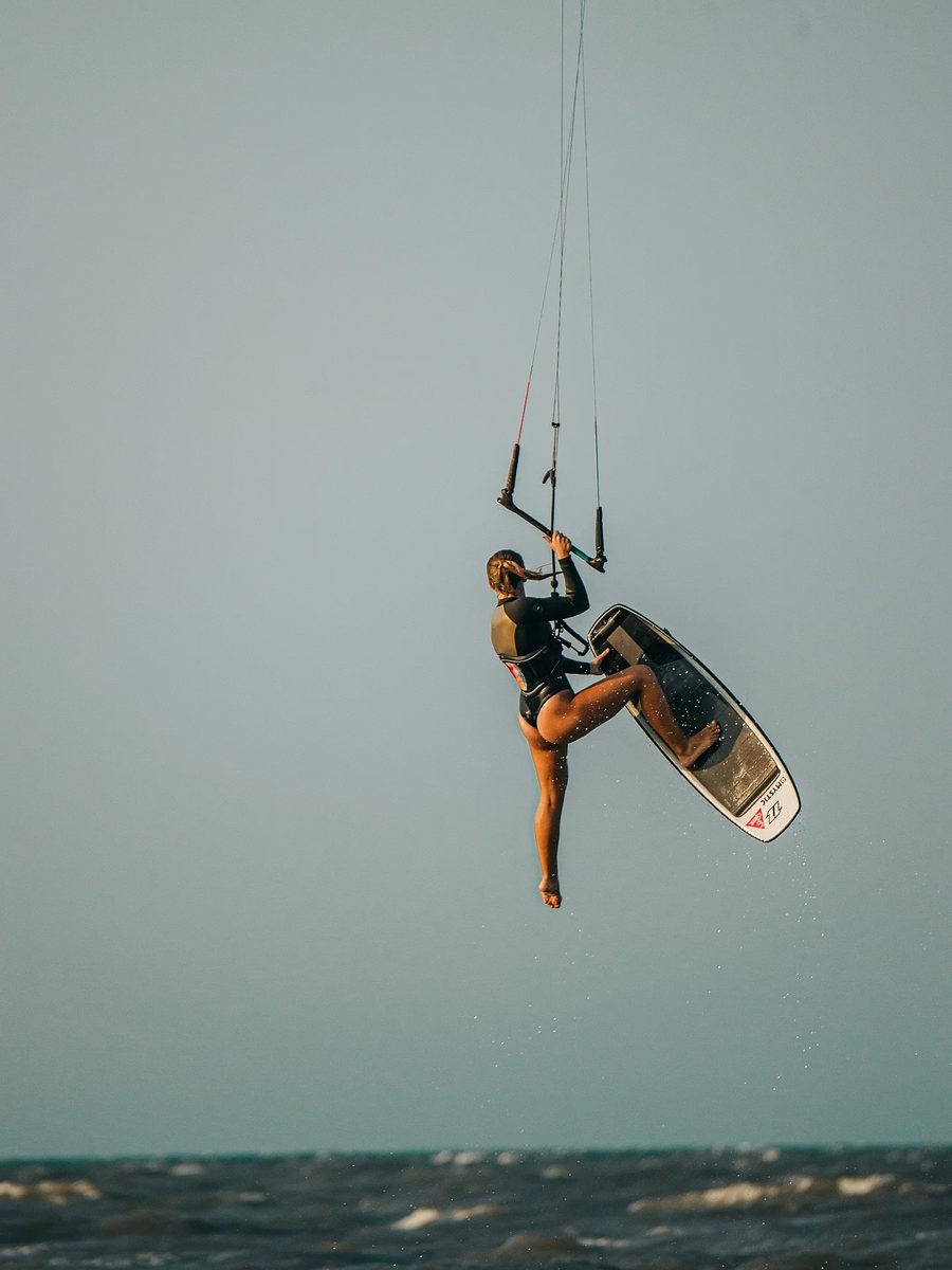 Kitesurfista no ar durante um salto sobre o mar