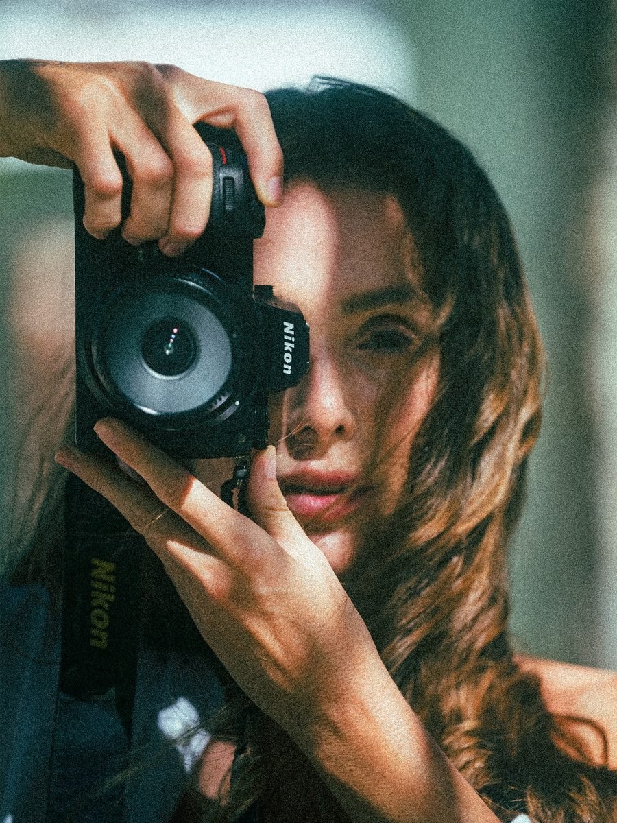 Polly Cristine fotografando com sua Nikon